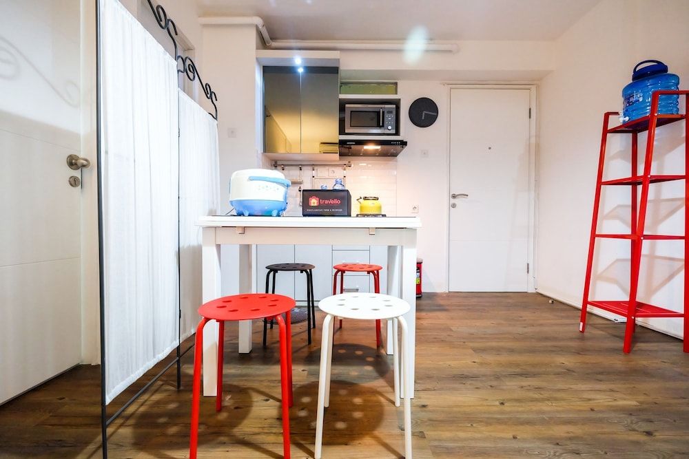 Modern And Comfy 3BR Bassura City Apartment Room 10