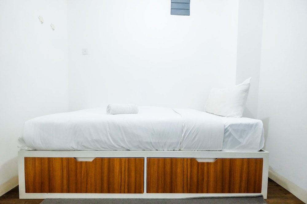 Modern And Comfy 3BR Bassura City Apartment Room 4