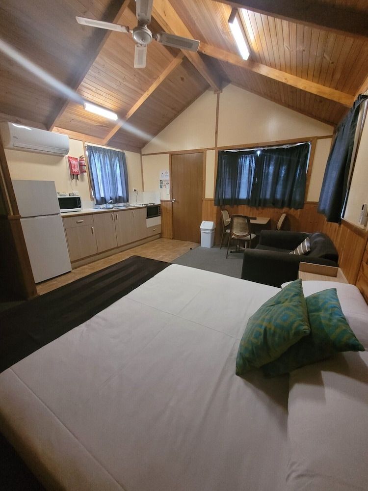 Lani's Holiday Island - Caravan Park Cottage 2