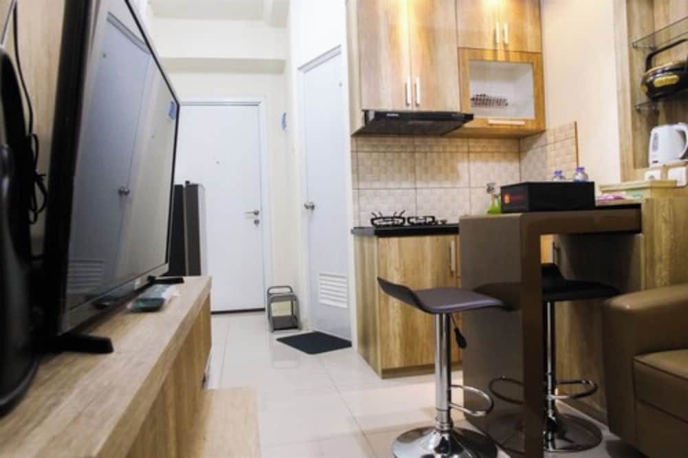 Well Designed 2BR Green Pramuka Apartment Room 12