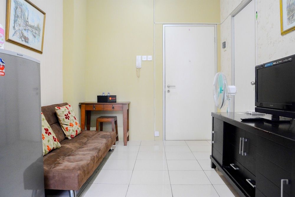 Comfy 2BR Green Bay Pluit Apartment Room 8