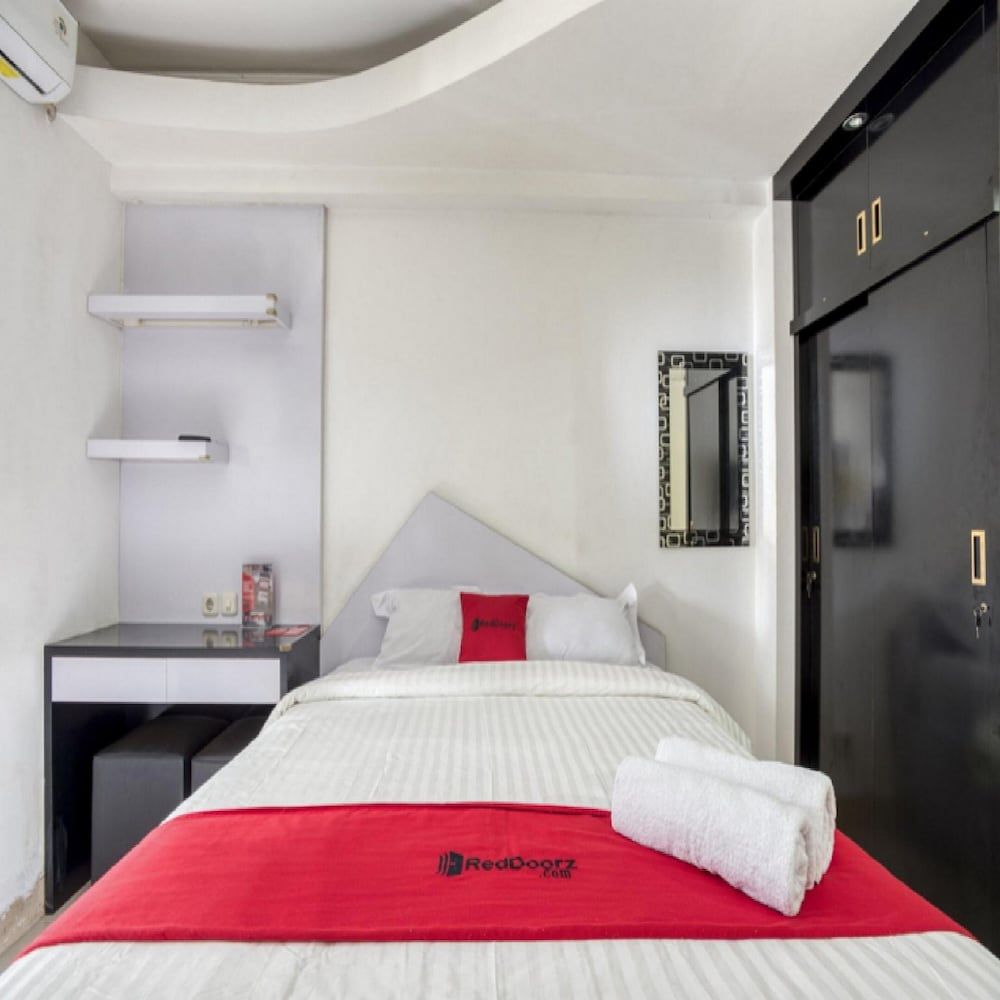 undefined RedDoorz Apartment @ Green Bay Pluit 5