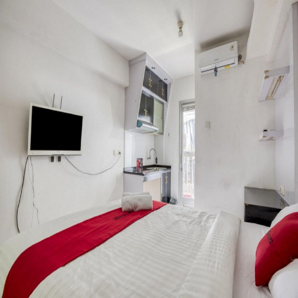 undefined RedDoorz Apartment @ Green Bay Pluit 4