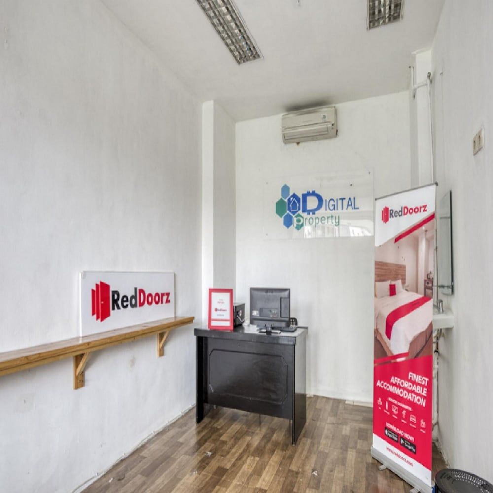 undefined RedDoorz Apartment @ Green Bay Pluit 9