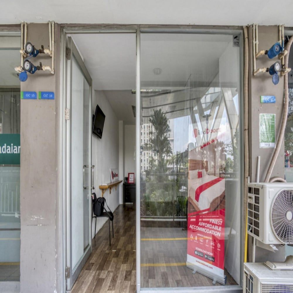 undefined RedDoorz Apartment @ Green Bay Pluit 2