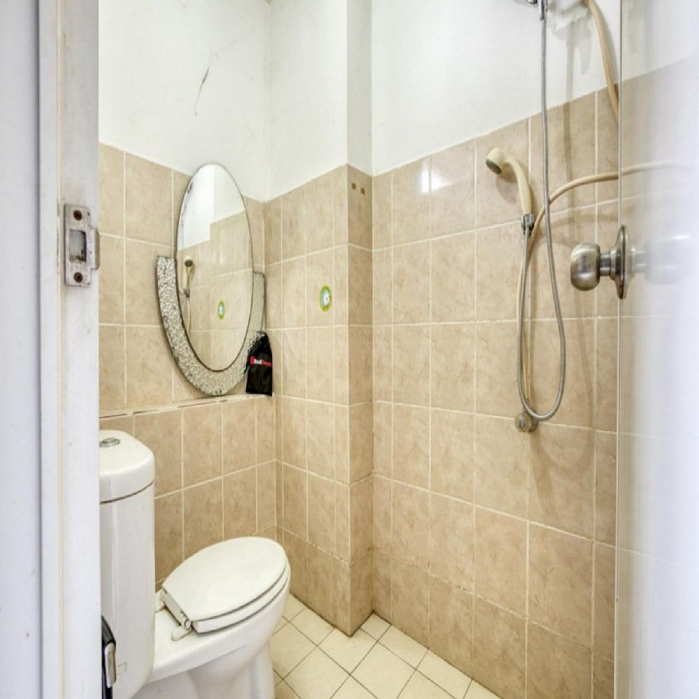 undefined RedDoorz Apartment @ Green Bay Pluit 7