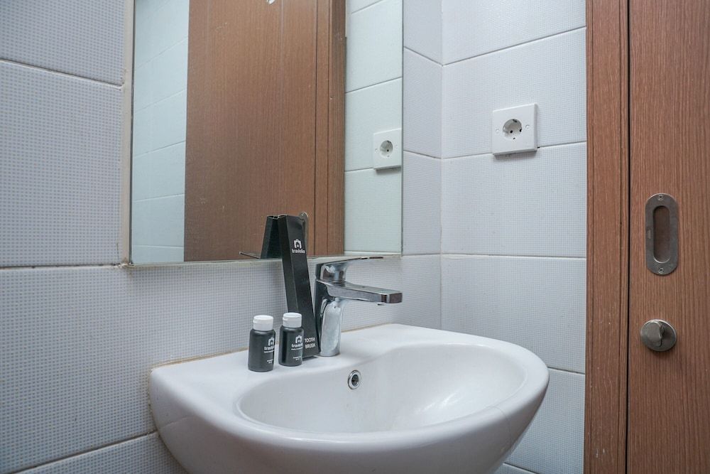 Good Location @ Studio Puri Orchard Apartment Room 8