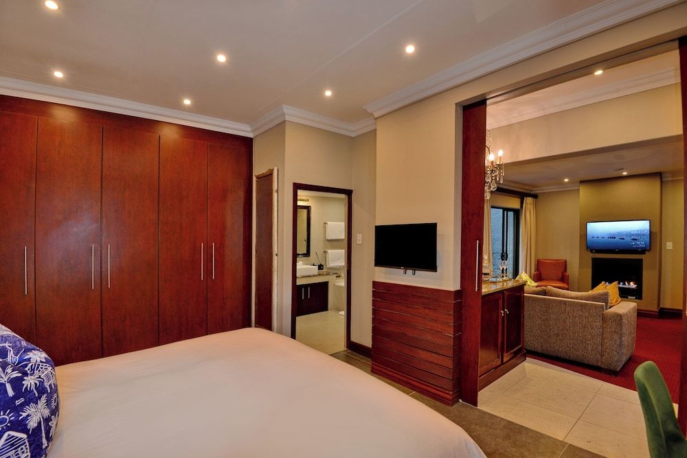The Residence Boutique Hotel Luxury Room, 1 King Bed 4