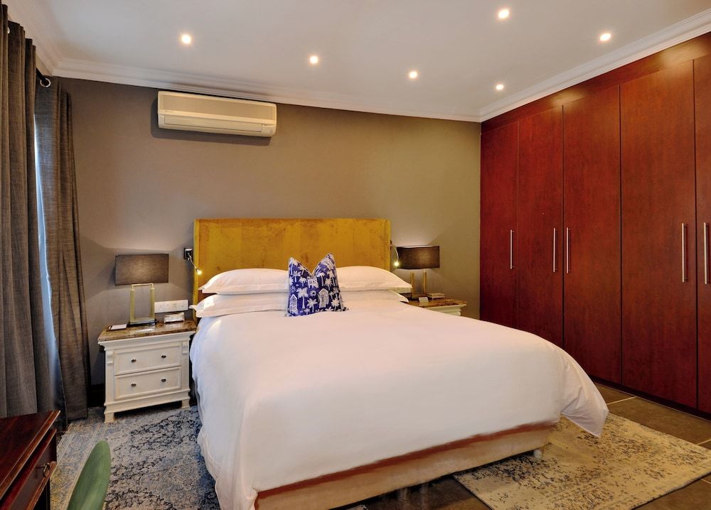The Residence Boutique Hotel Luxury Room, 1 King Bed 7