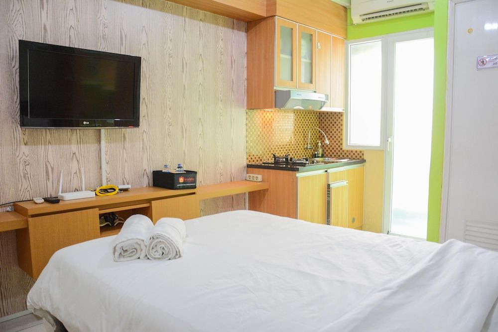 undefined Stylish and Comfortable Studio Green Pramuka Apartment 7