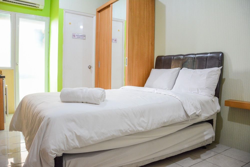 undefined Stylish and Comfortable Studio Green Pramuka Apartment 6