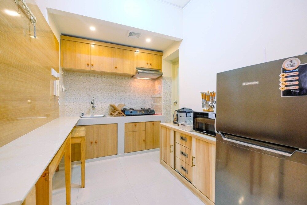 Strategic 2BR Apartment with Workspace @ Season City Room 7