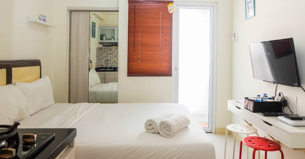 undefined Cozy Studio Apartment Connected to Mall at Green Pramuka 7