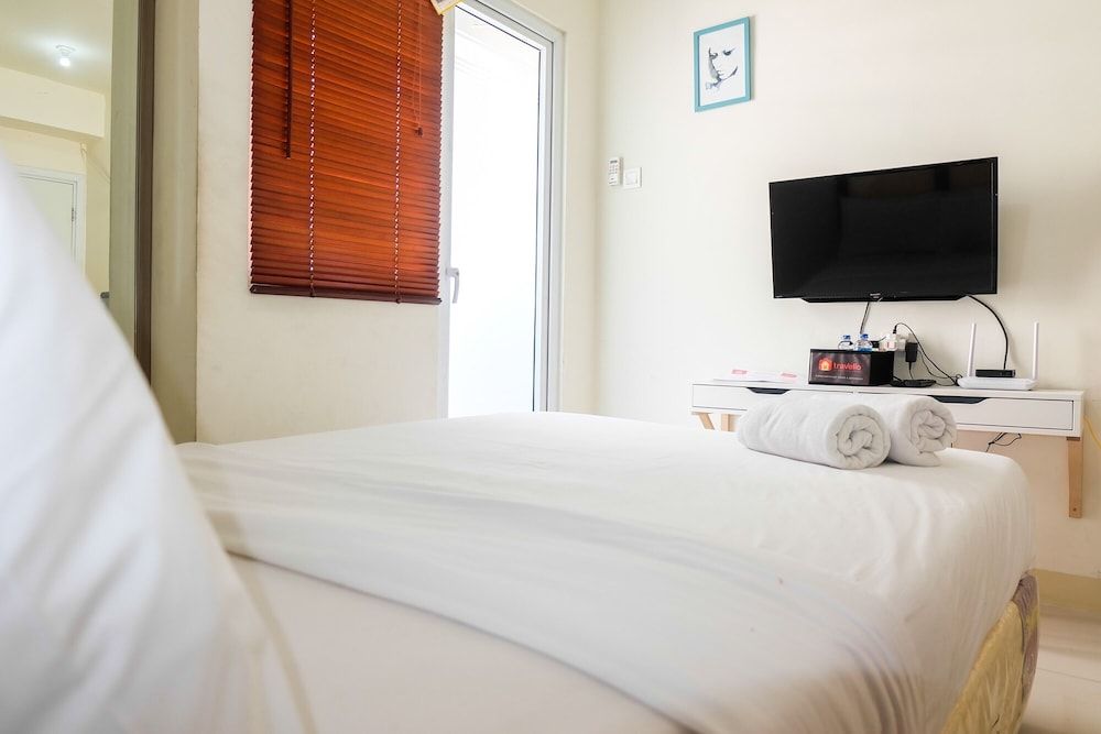 undefined Cozy Studio Apartment Connected to Mall at Green Pramuka 9