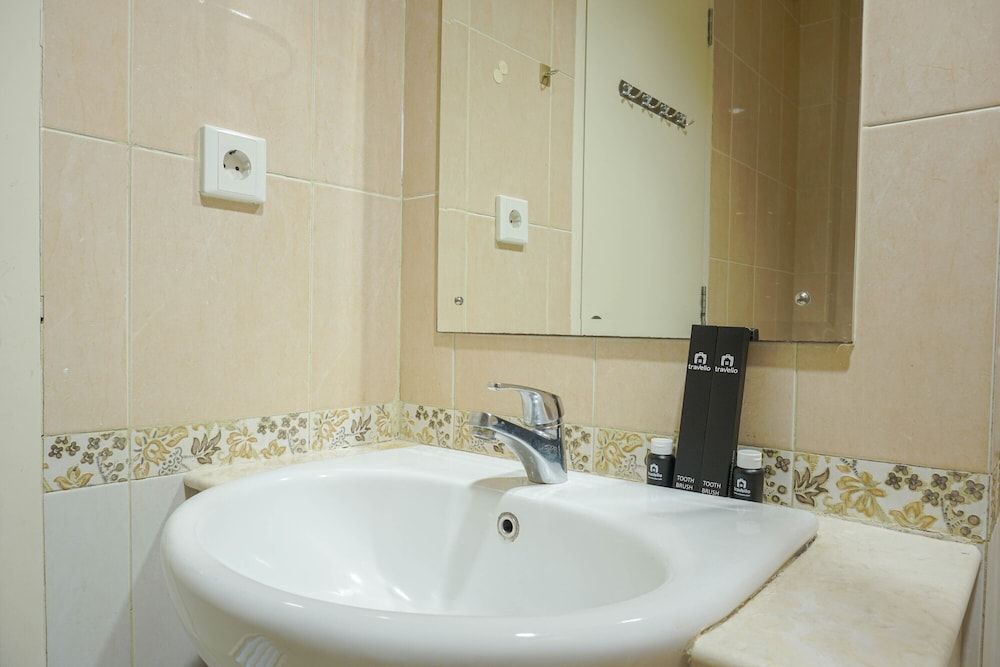 Strategic 1BR The Boulevard Apartment with Luxurious Design Apartment, Non Smoking, Kitchenette 7