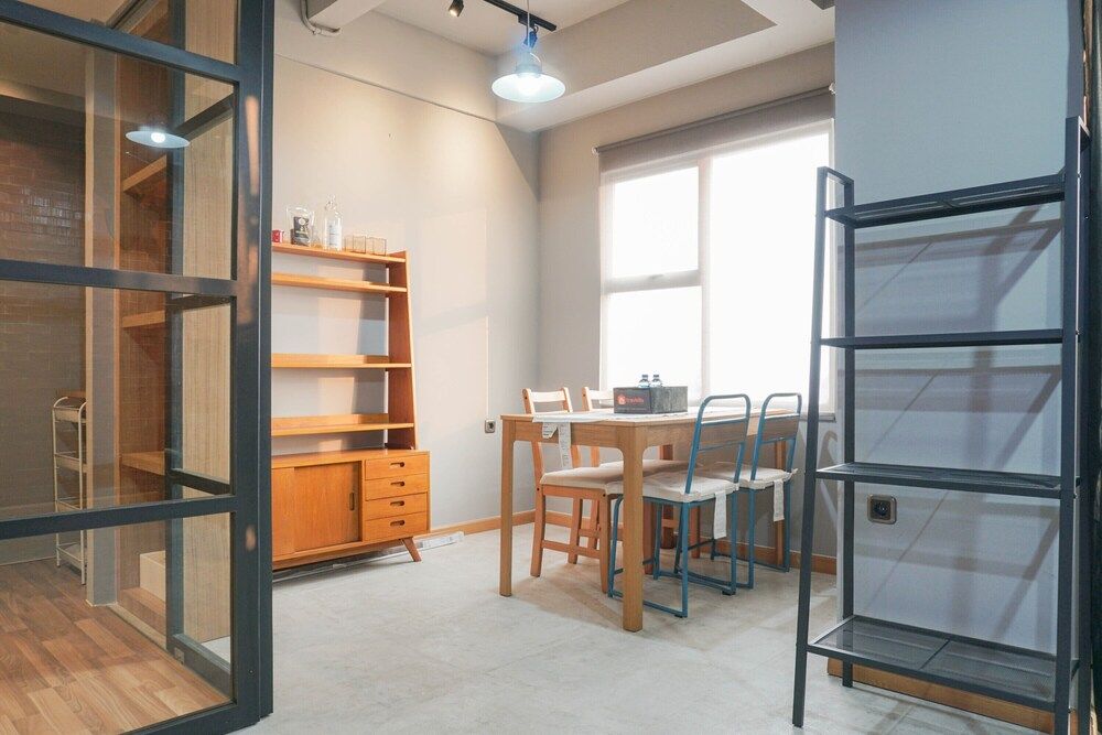 undefined Luxurious 1BR Apartment at Belmont Residence 9