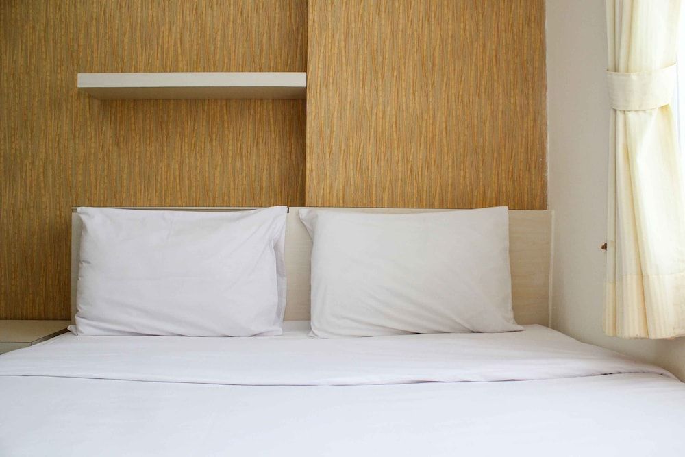 Minimalist and Warm 2BR Bassura City Apartment Room 2