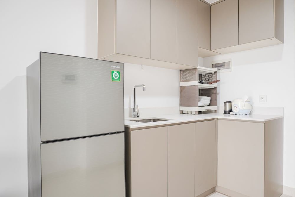 Stunning And Strategic 2Br Gold Coast Apartment Near Pik Room 13