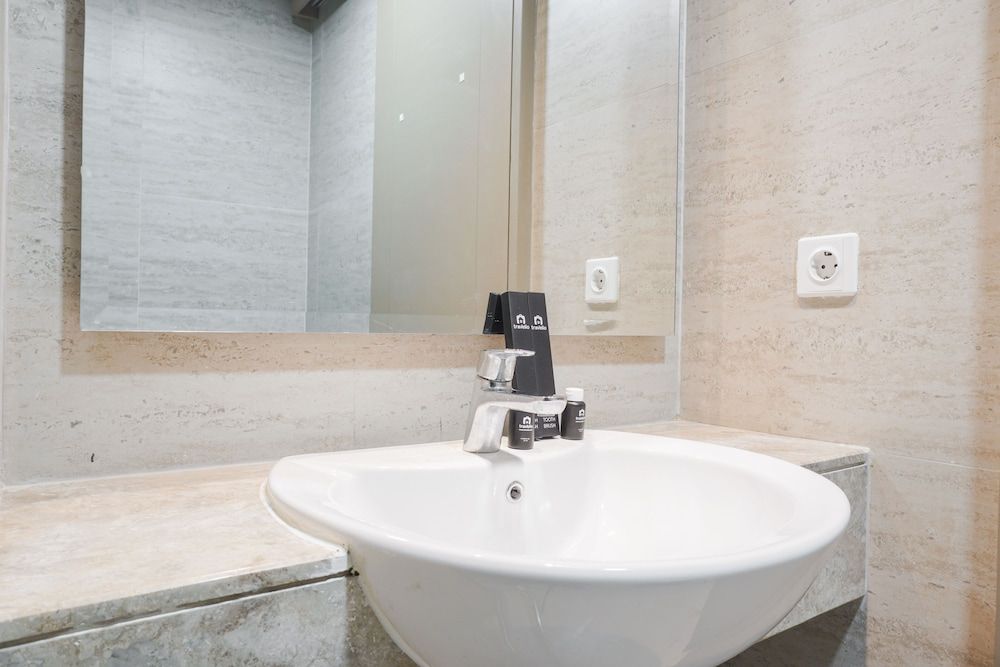 Stunning And Strategic 2Br Gold Coast Apartment Near Pik Room 9