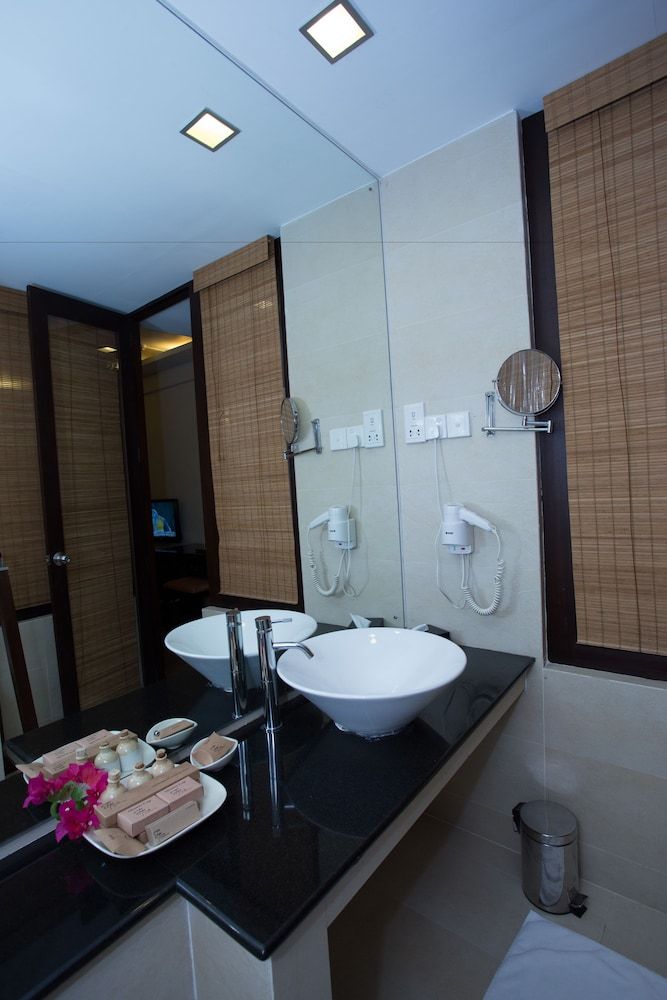 The Tourmaline Deluxe Room 4