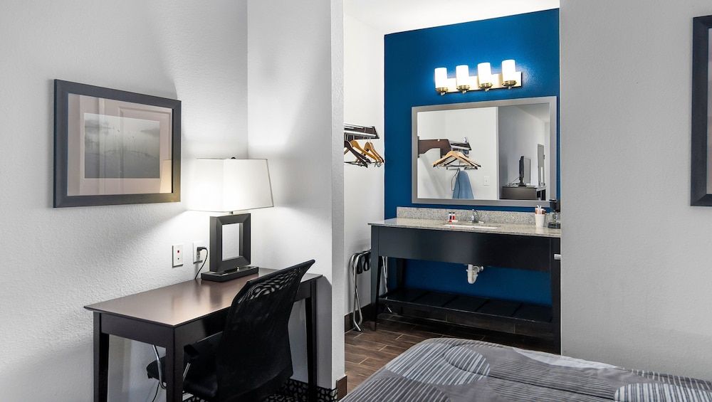Room, 1 King Bed, Smoking, Refrigerator & Microwave