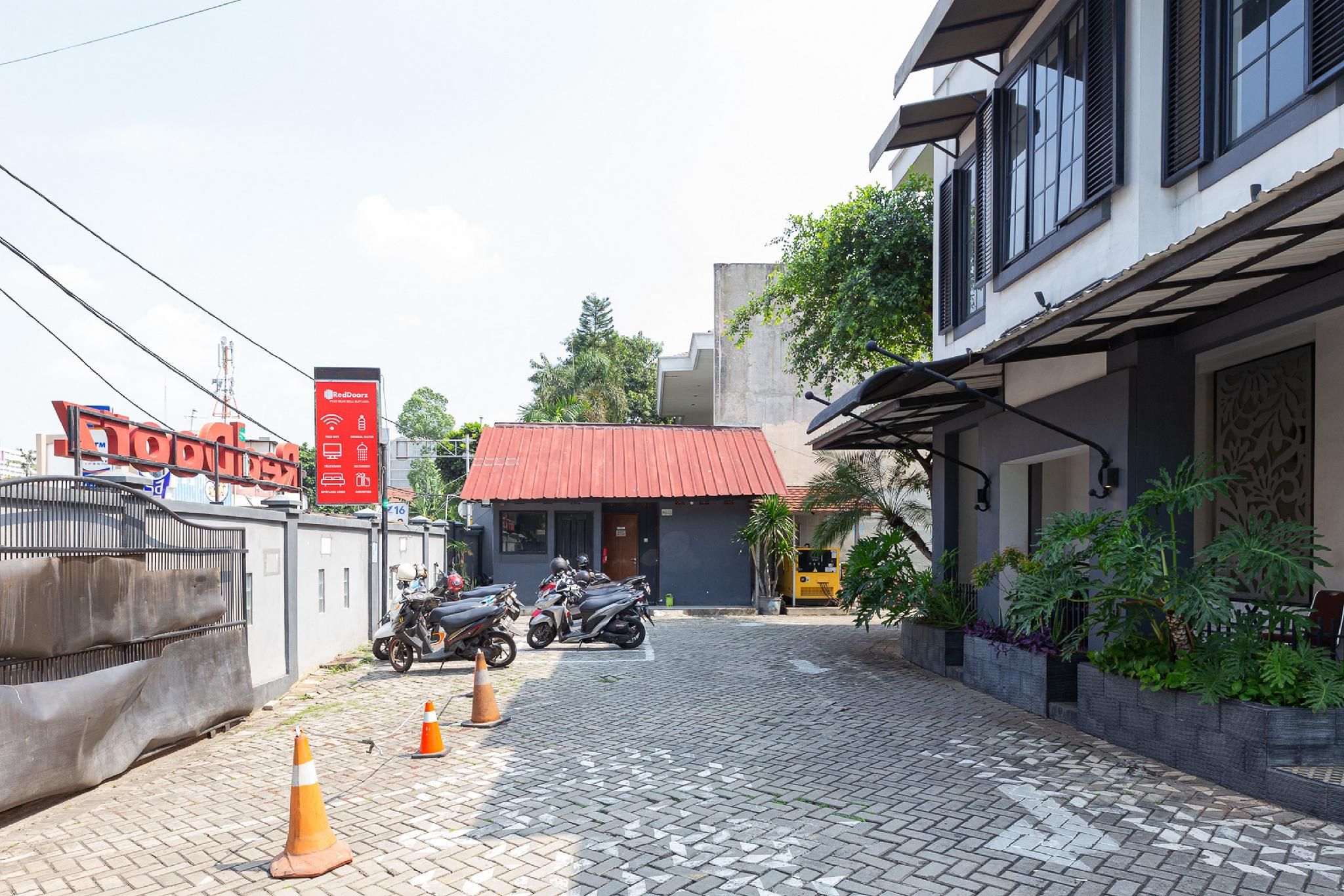 undefined RedDoorz Plus near Mall Slipi Jaya 6