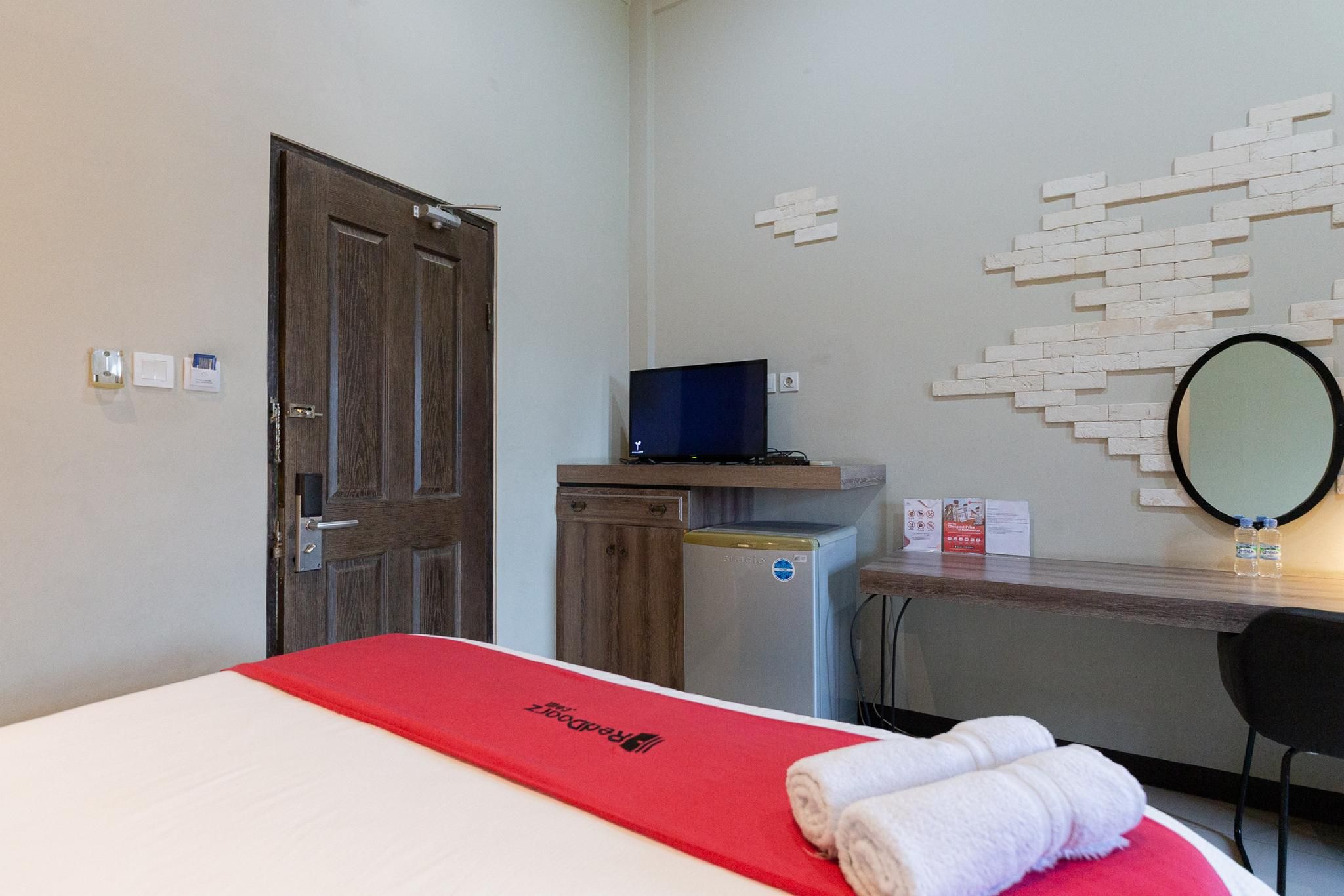 undefined RedDoorz Plus near Mall Slipi Jaya 10