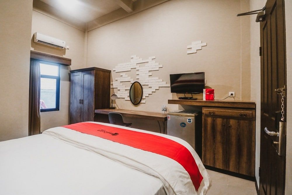 undefined RedDoorz Plus near Mall Slipi Jaya 5