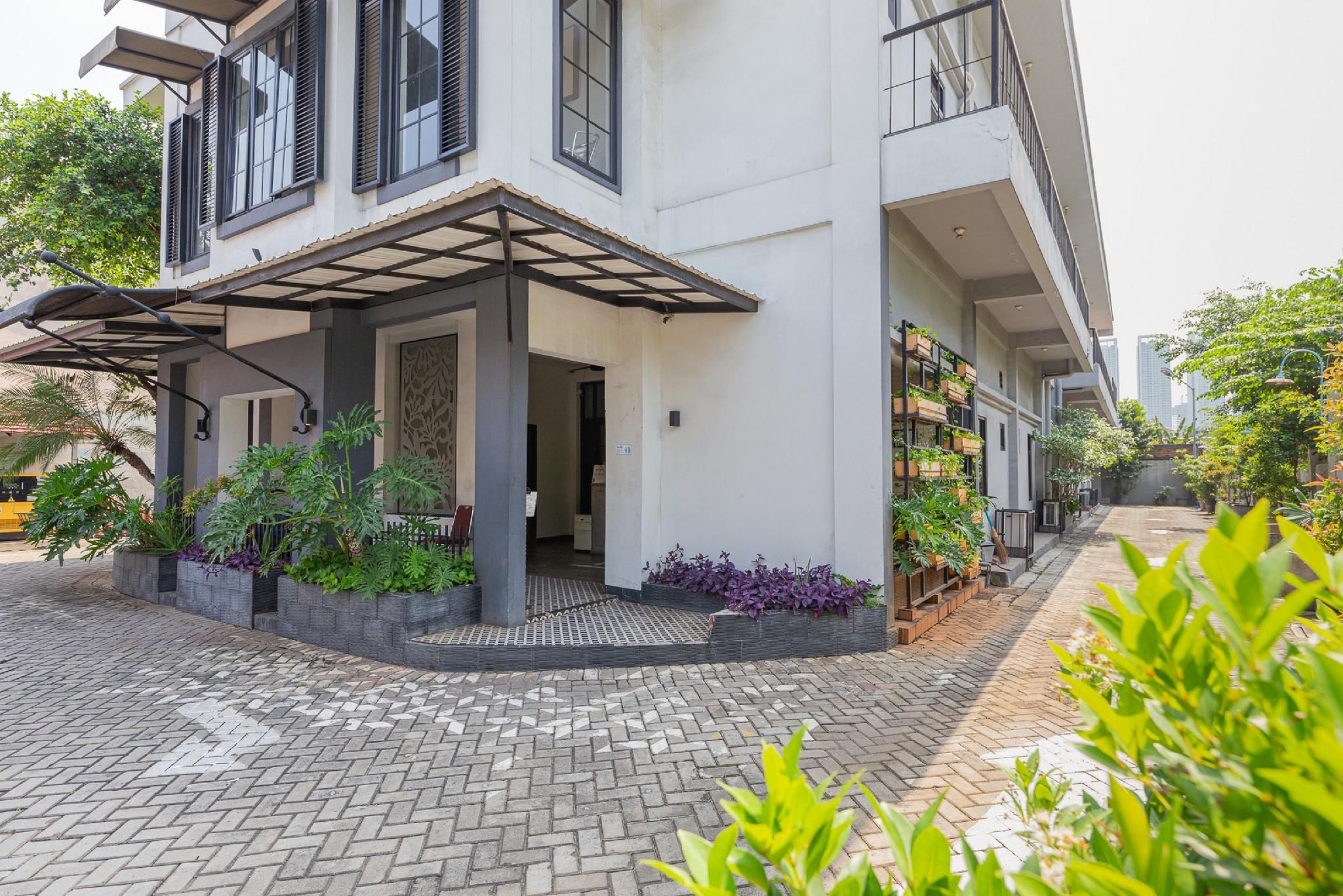 undefined RedDoorz Plus near Mall Slipi Jaya 2
