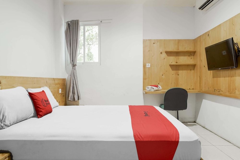 undefined RedDoorz Plus near Dharmawangsa Square 2 10