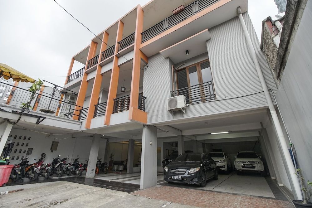 undefined RedDoorz Plus near Dharmawangsa Square 2