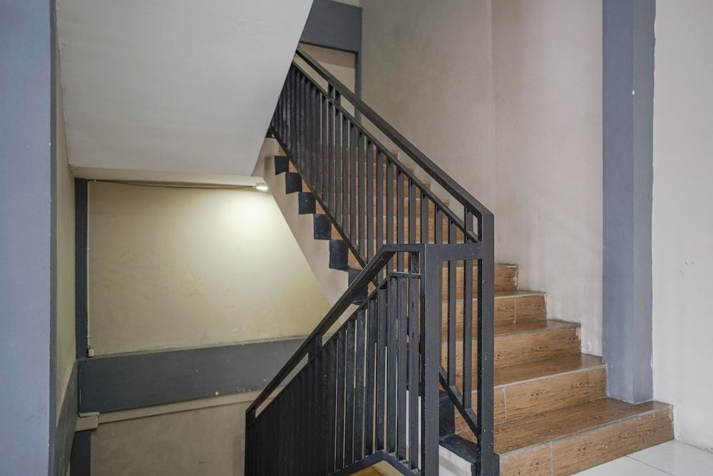 undefined RedDoorz Plus near Dharmawangsa Square 2 7