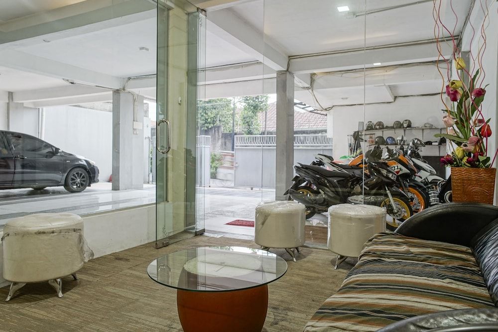 undefined RedDoorz Plus near Dharmawangsa Square 2 4