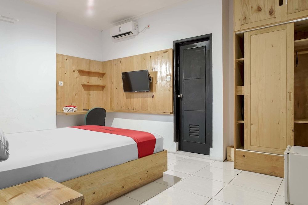 undefined RedDoorz Plus near Dharmawangsa Square 2 9
