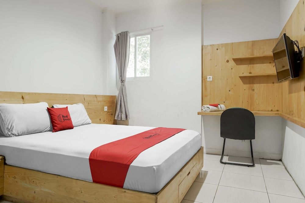 undefined RedDoorz Plus near Dharmawangsa Square 2 8