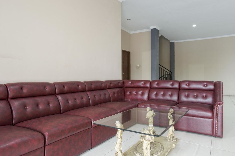 undefined RedDoorz Plus near Dharmawangsa Square 2 5