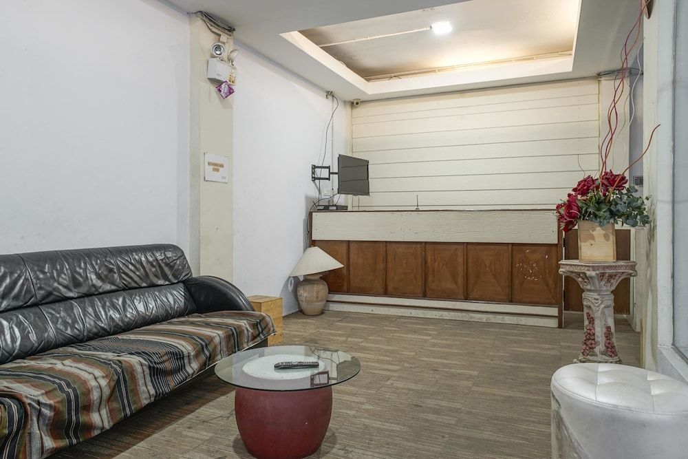 undefined RedDoorz Plus near Dharmawangsa Square 2 3