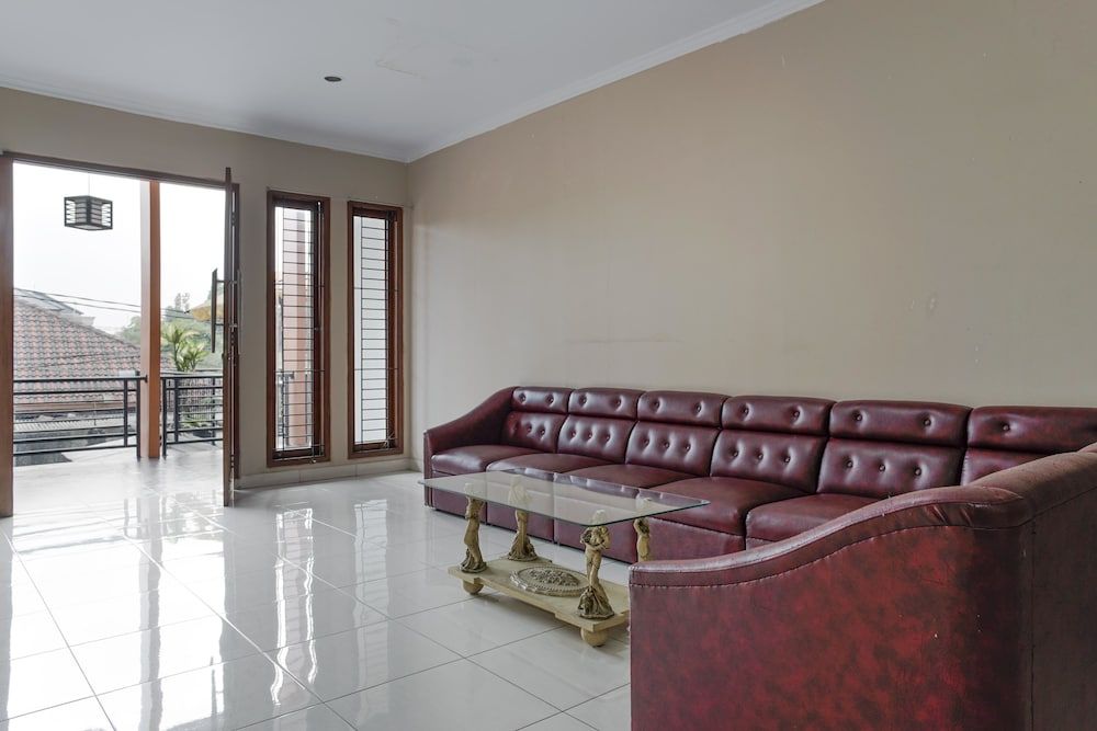 undefined RedDoorz Plus near Dharmawangsa Square 2 6