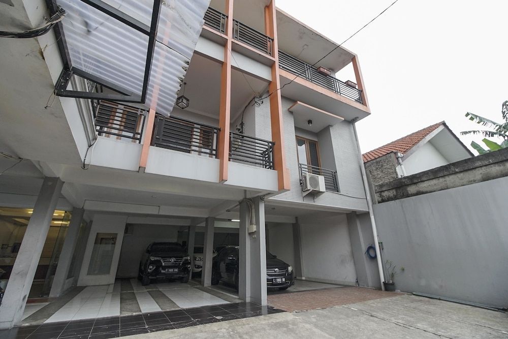 undefined RedDoorz Plus near Dharmawangsa Square 2 2