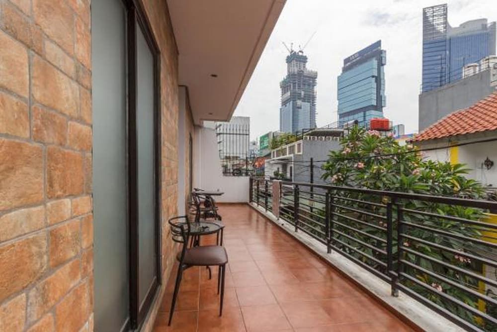 undefined RedDoorz Plus near Sudirman Station 2 3