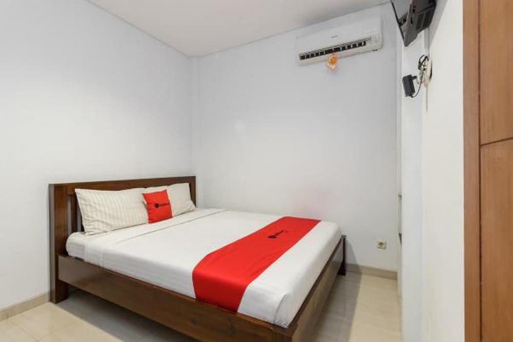 undefined RedDoorz Plus near Sudirman Station 2 9