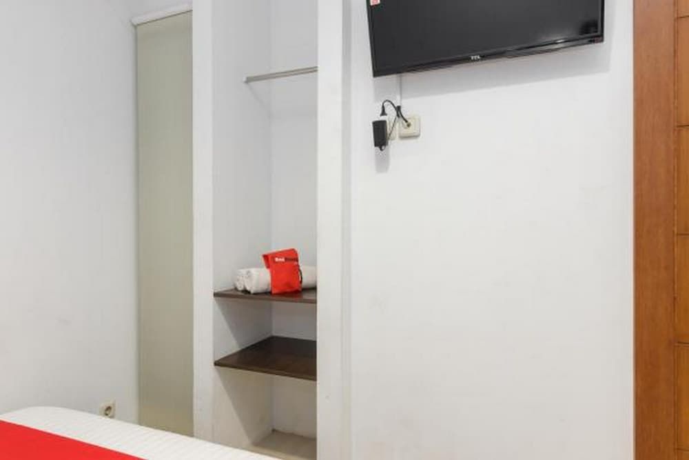undefined RedDoorz Plus near Sudirman Station 2 8