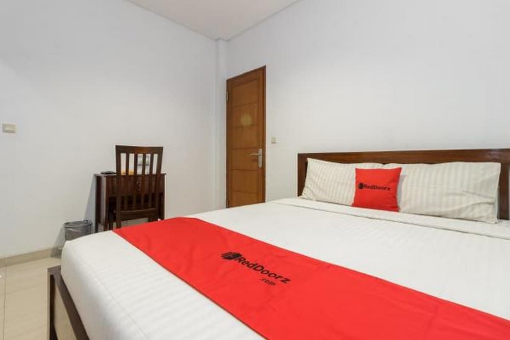 undefined RedDoorz Plus near Sudirman Station 2 6