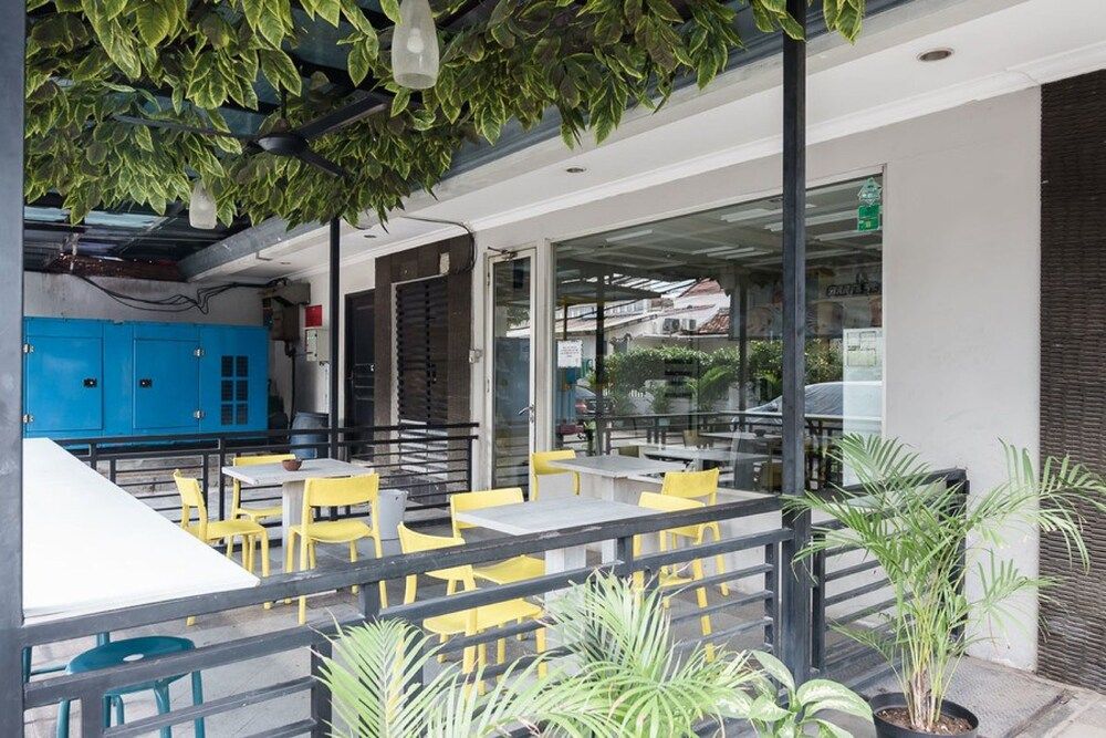 undefined RedDoorz Plus near Mangga Besar Station 2 8