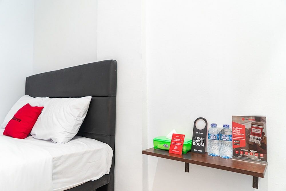 RedDoorz near Pecenongan 2 Double Room (RedDoorz) 11