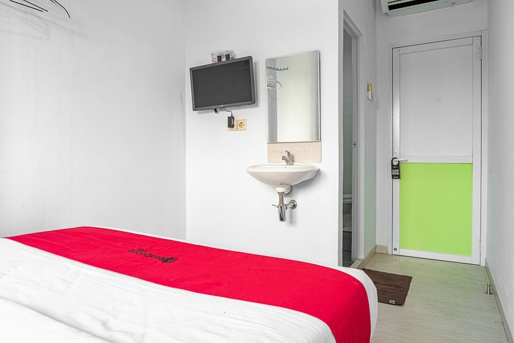 undefined RedDoorz near Pecenongan 2 3