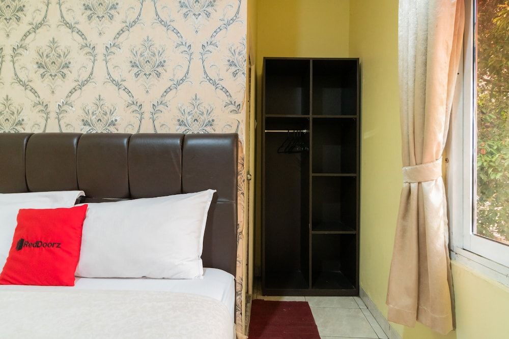 RedDoorz near Tomang 2 Premium Room (RedDoorz) 8