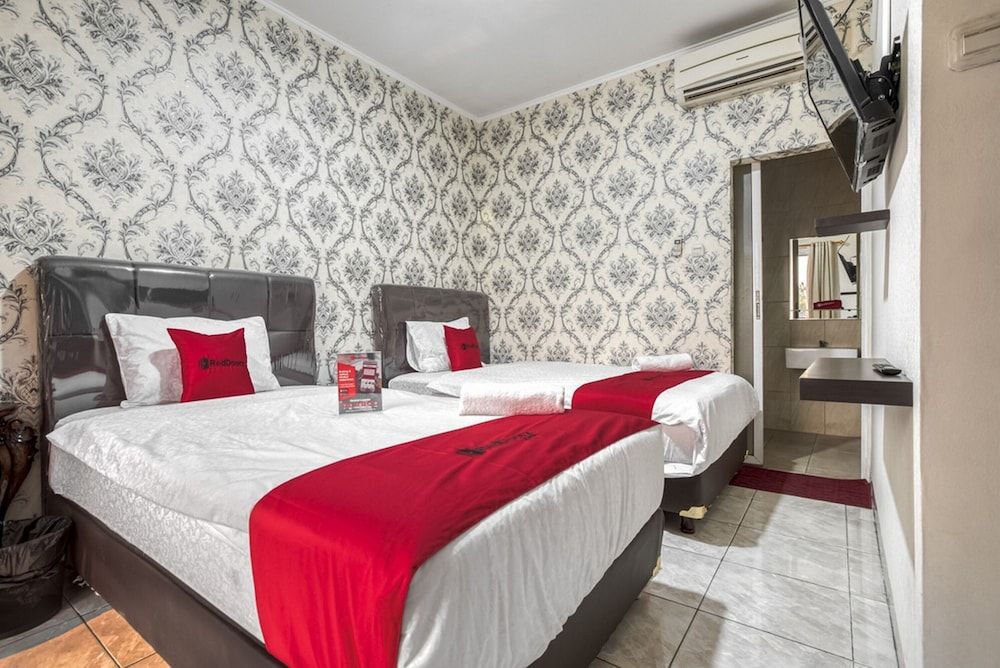 undefined RedDoorz near Tomang 2 7