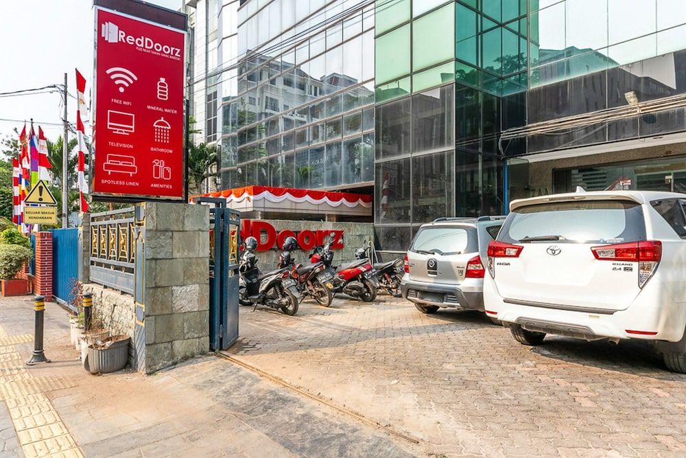 undefined RedDoorz Plus near Taman Ismail Marzuki 4