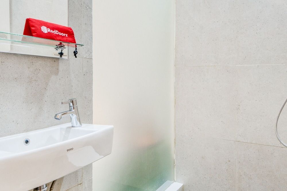 undefined RedDoorz Plus near Taman Ismail Marzuki 10
